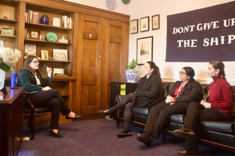 Congresswoman Elfreth meets with interns in her D.C. Office.